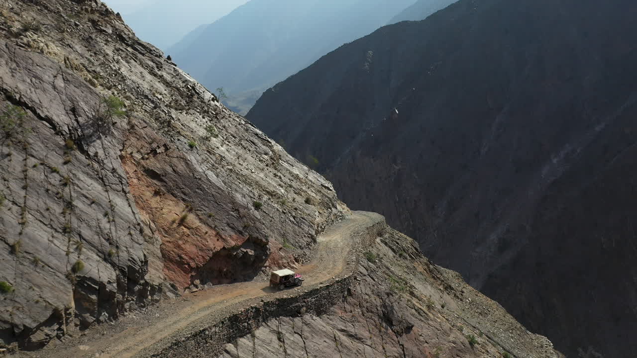 세계에서 두 번째로 치명적인 고속도로 인 파키스탄의 요정 초원 도로에서 차량의 드론 샷, 하강 공중 샷
