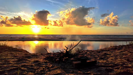 Statische-Aufnahme-Eines-Wunderschönen-Sonnenuntergangs-Von-Irbes-Ieteka,-Kempings-In-Lettland