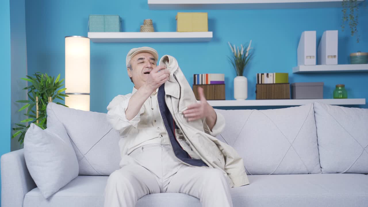 피곤한  ⁇ 은이가 집에 왔습니다.