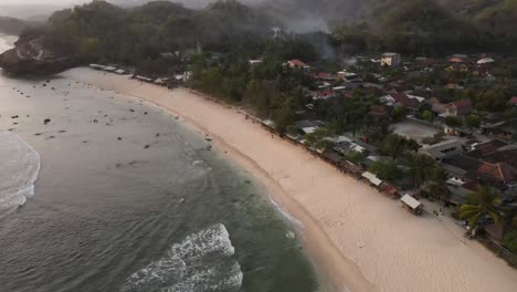 Vista-Aérea-De-La-Puesta-De-Sol-En-La-Playa-De-Watu-Sack,-Pacitan,-Indonesia