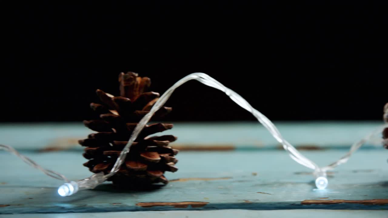 해변 4k에서 맥주 병을  ⁇ 는 친구들의 그룹