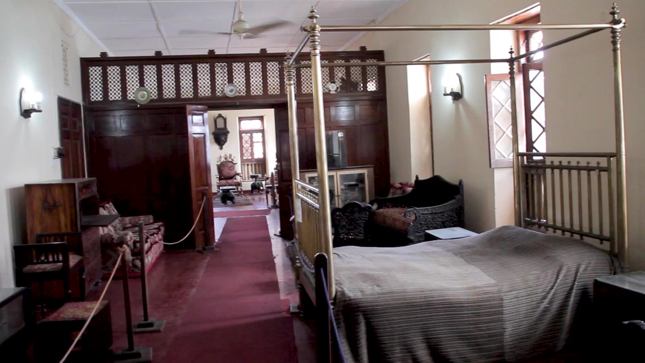 Pemandangan interior rumah kolonial bersejarah dengan furnitur antik