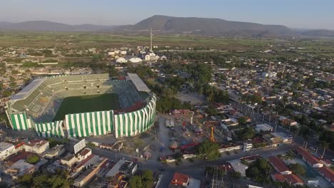 Agustin-Corusco-Diaz-Zacatepec-Fußballstadion-Bei-Sonnenuntergang