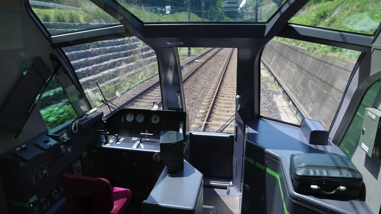 운전실에서 선로를 바라보며, 시마카제 호화 관광열차