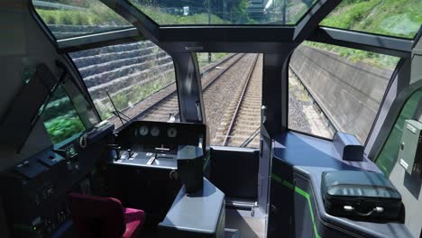 Vista-De-Las-Vías-Desde-La-Cabina-Del-Conductor,-Tren-Turístico-De-Lujo-Shimakaze