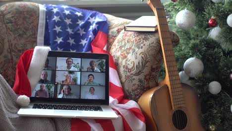 portátil con video chat para navidad y bandera de ee.uu.