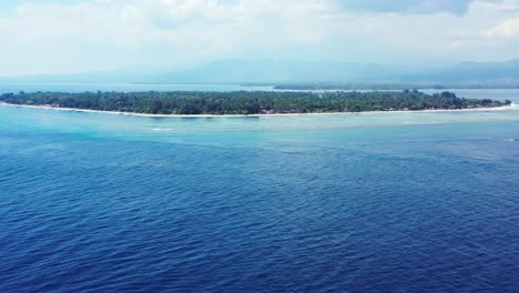 Isla-Tropical-Temprano-En-La-Mañana,-Panorama-Aéreo