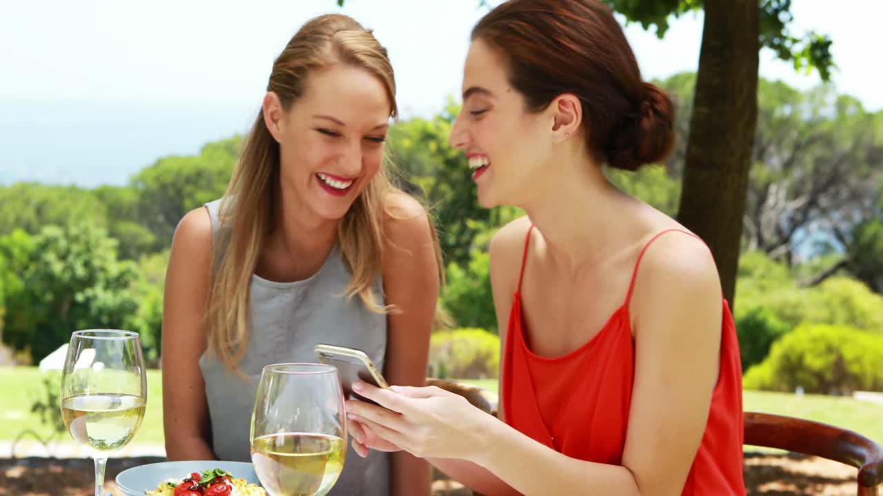 휴대 전화 4k를 사용하는 여성 친구