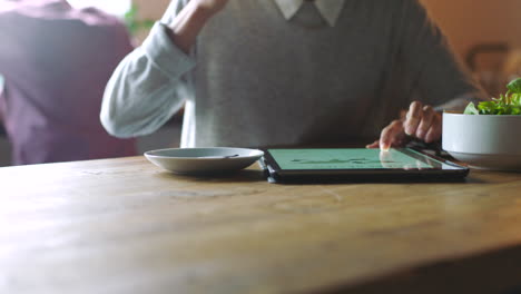 Tablet-Forscher,-Kaffee--Und-Geschäftsmensch