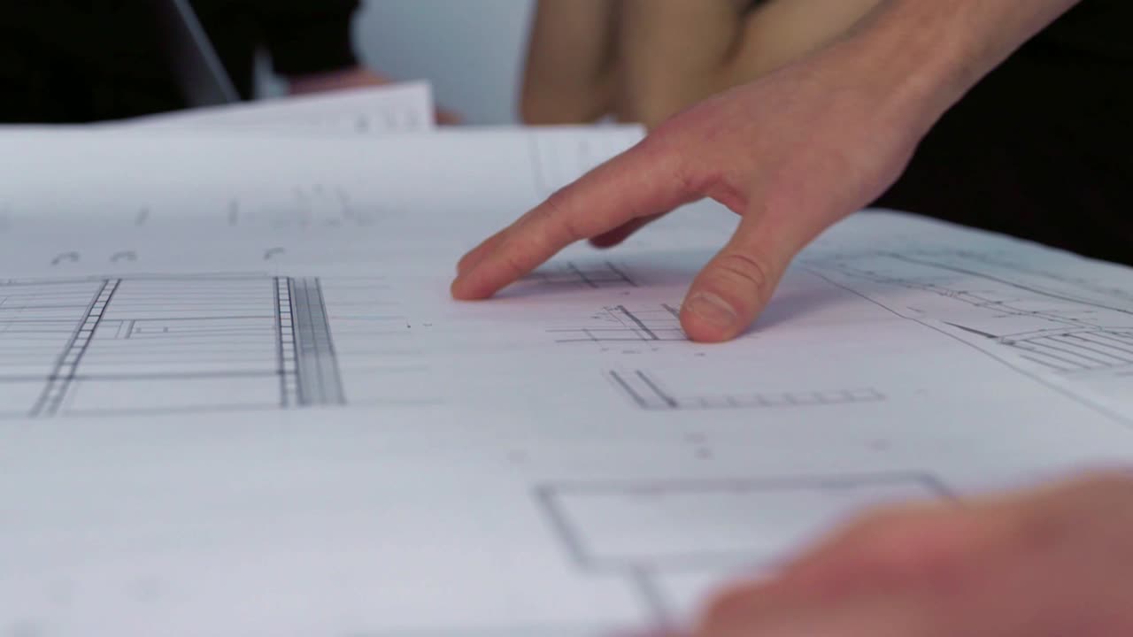 equipo que revisa los planes arquitectónicos