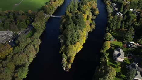 Imágenes-Aéreas-De-Drones-De-Pequeñas-Islas-En-El-Río-Ness-En-Inverness,-Escocia-En-Las-Tierras-Altas