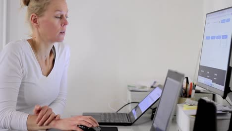 mujer con tarjeta de crédito en la oficina pagando una cuenta escribiendo en su laptop metrajes