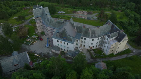 Back-view-of-white-abandoned-Lyster-Sanatorium-Harastolen