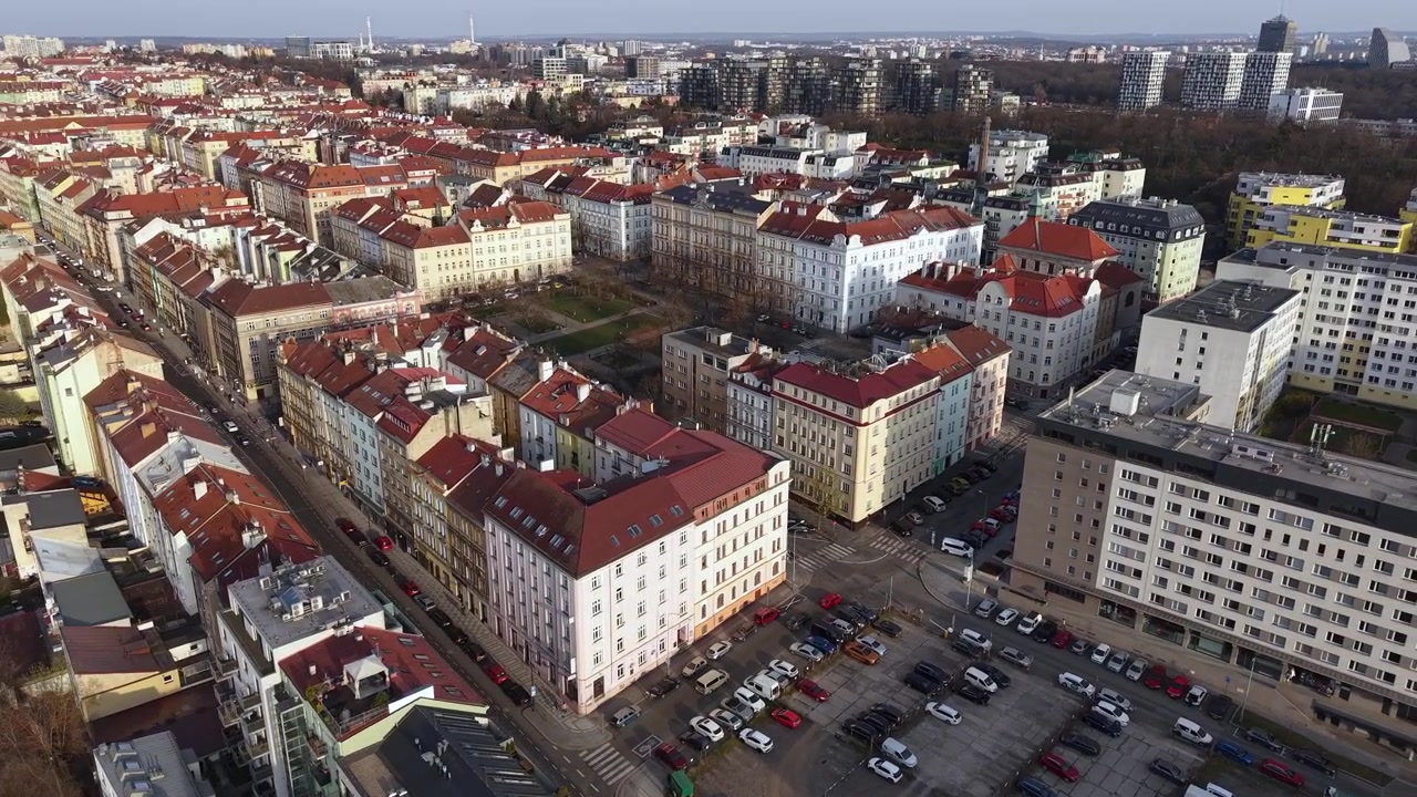 Letecký pohled na Prahu, Českou republiku, obytné budovy Žižkova, záběr z dronu