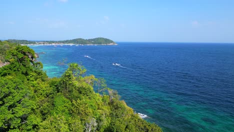 Kristallklares-Wasser-Am-Felsigen-Sandstrand-Einer-Thailändischen-Insel