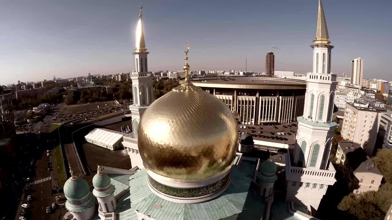 tomada aérea de la mezquita de la catedral de moscú. nueva construcción de religión en rusia. la más grande de europa. imágenes aéreas únicas de quadcopter. mezquita de la catedral de moscú, rusia. la mezquita principal de moscú, nuevo punto de referencia.
