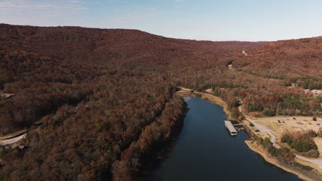 Montañas-En-El-Follaje-De-Otoño-Con-Vistas-Al-Lago-Fort-Smith-Marina.