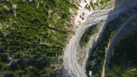 fotografía de un avión no tripulado volando sobre el río girdimanchay cerca de lahic en azerbaiyán