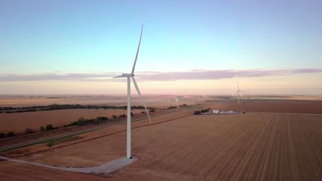 Las-Turbinas-De-Los-Molinos-De-Viento-Giran-Creando-Electricidad-De-Energía-Limpia-Renovable-Verde-Con-Cero-Emisiones-Netas-De-Huella-De-Carbono-De-Gases-De-Efecto-Invernadero-Para-Reducir-El-Cambio-Climático-En-Los-Campos-De-Trigo-De-Nebraska-Stock-Video-#5