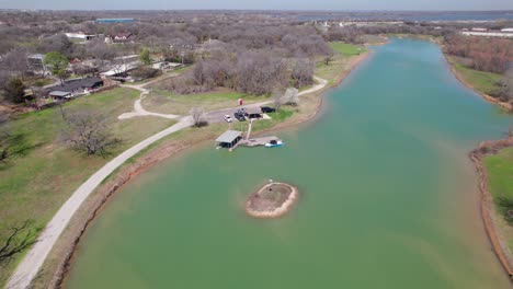 Imágenes-Aéreas-De-Un-Pequeño-Estanque-En-El-Lago-Dallas,-Texas.