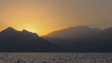 Montañas-Junto-Al-Mar-Bajo-El-Sol-De-La-Tarde