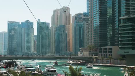 tirolesa sobre la ciudad, divirtiéndose en dubai