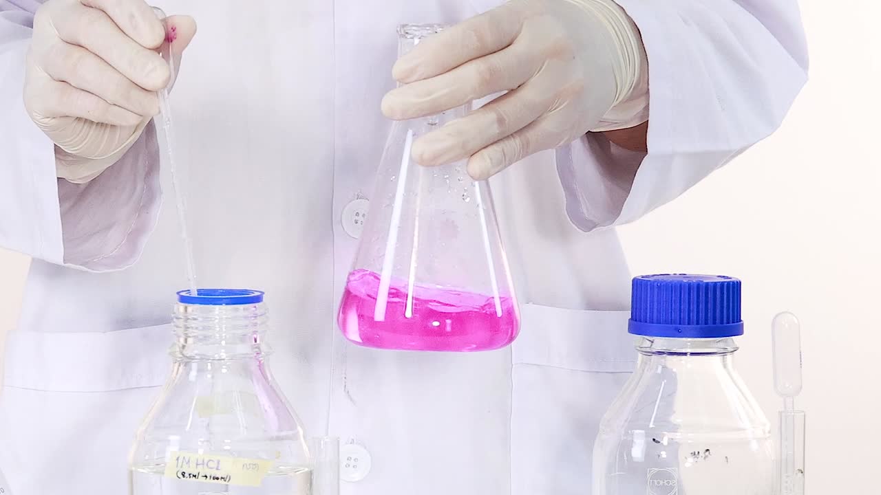 observar el cambio de color en una reacción química