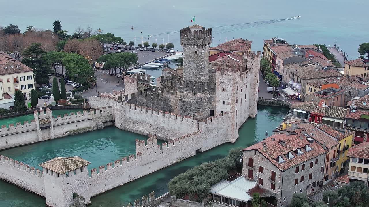 Esplorando il castello storico in riva al lago nella regione delle Alpi italiane