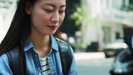 Handheld-Ansicht-Eines-Touristen,-Der-Sein-Mobiltelefon-In-Der-Stadt-Nutzt