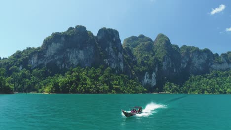 los turistas viajan en una lancha motora lejos del parque nacional khao sok en surat thani tailandia