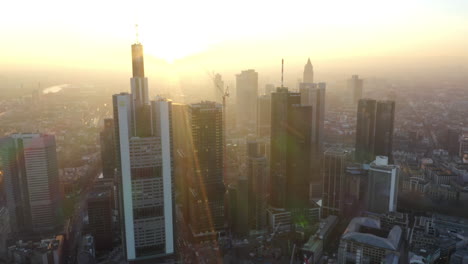 Sitio-De-Construcción-En-El-Horizonte-Alemán-De-Frankfurt-Am-Main-En-La-Hermosa-Luz-Del-Sol-Dorada,-Muñeca-Aérea-Hacia-Adelante