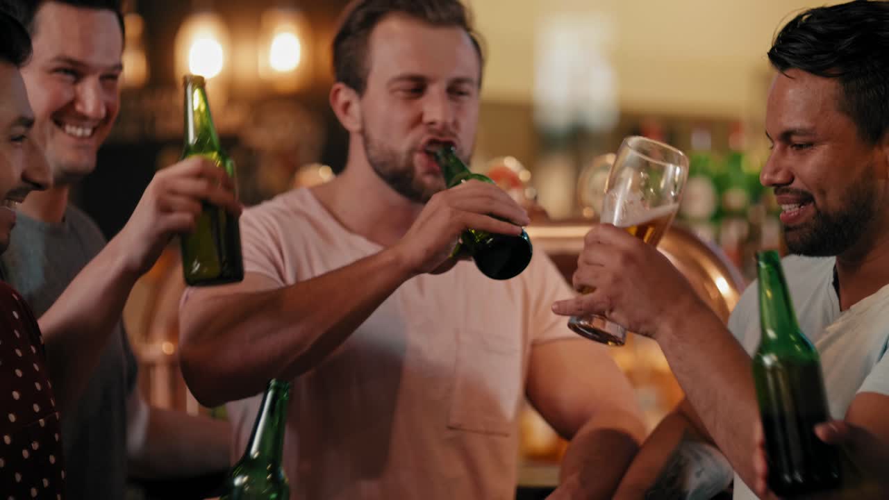 남성 친구 들 이 좋은 주말 을 축하 하고 있다