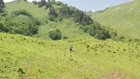 Moviéndose-Hacia-Dos-Excursionistas-Caminando-A-Través-De-Un-Hermoso-Paisaje-Suizo