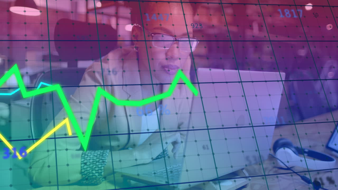 analizando datos financieros, mujer de negocios trabajando en una computadora portátil con gráficos del mercado de valores