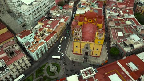 Drone:-Carro-Del-Centro-De-Guanajuato-Después-Del-Atardecer