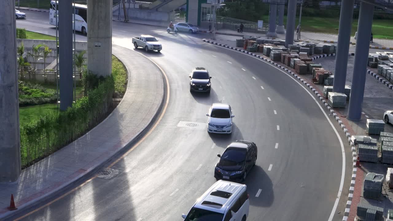 방, 태국 - 2020년 6월 12일:  프라 스리 마하타트 (wat phra sri mahat bts) 역에서 교통 차량의 높은 시각