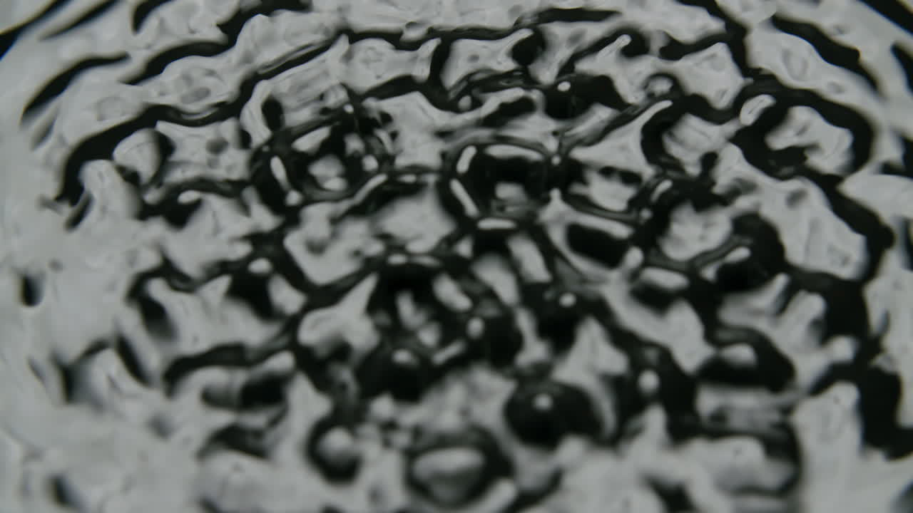 투명한 액체가 진동하기 시작합니다.