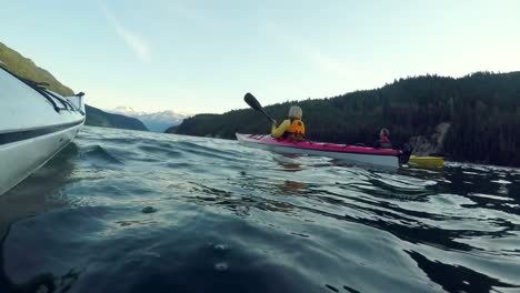 Tourist-Rudert-Mit-Einem-Boot-Im-Fluss-4k