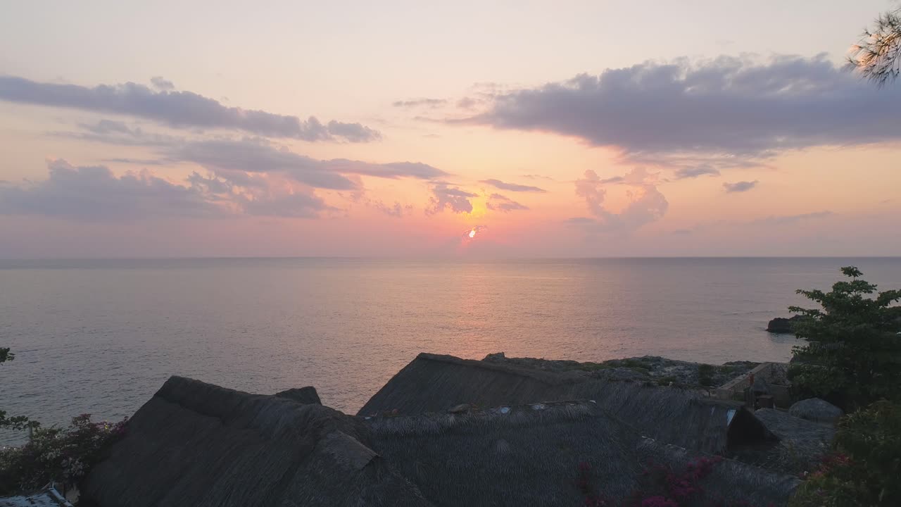 평온한 해가 지는 바다의 풍경