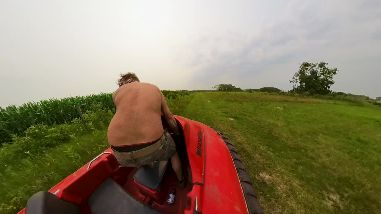 이 남자는 작은 호버크래프트를 운용합니다. 360 카메라 뷰