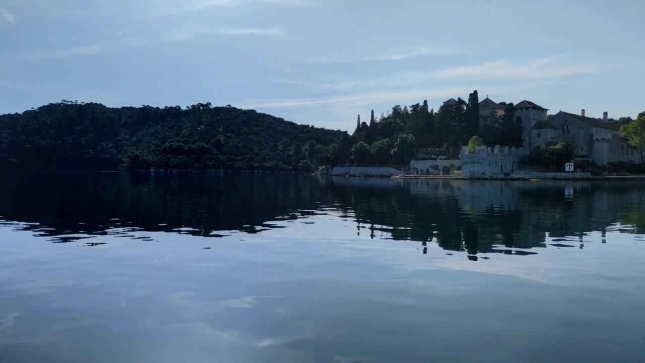 Isola con vecchia chiesa e monastero benedettino sul mare, Isola di Santa Maria, Parco nazionale di Mljet, Croazia.