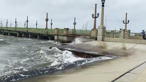 las olas de la marejada ciclónica del huracán de florida salpican contra st