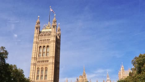 --Cámara-Del-Parlamento-De-Westminster-En-Londres---Reino-Unido---Resolución-De-1920x1080---Bandera-Union-Jack