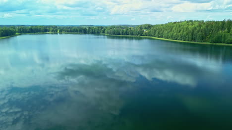 Vista-Por-Drones-Del-Reflejo-De-Las-Nubes-Blancas-En-El-Agua-De-Un-Gran-Lago