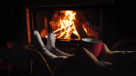 relajarse con una taza de té junto a la chimenea escape de invierno de todos los problemas