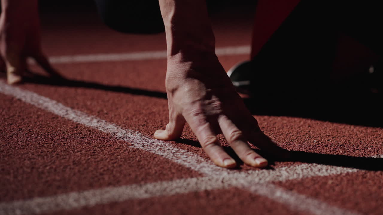 corredor listo en la línea de salida