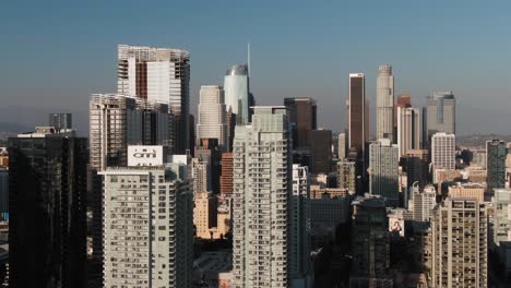 centro de los ángeles, rascacielos modernos en el distrito financiero, toma aérea en órbita