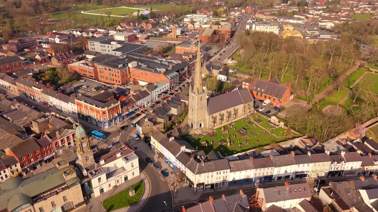 Video aereo 4K 60FPS ad alta angolazione della Cattedrale di Lisburn a Lisburn, Contea di Antrim, in Irlanda del Nord, Regno Unito, in una giornata di sole. Prodotto con risoluzione 3840x2160 e colore Rec709.