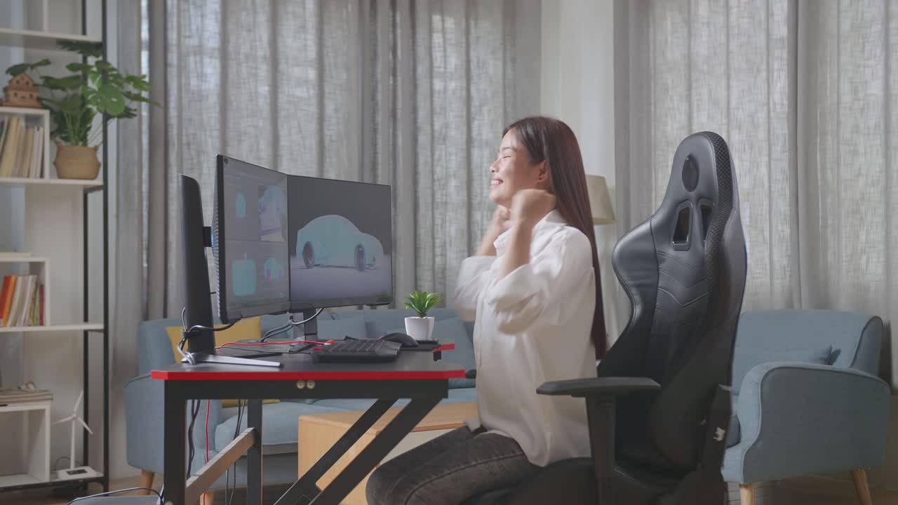 아시아 여성 자동차 디자이너는 스튜디오에서 데스크 컴퓨터에서 ev 자동차의 3d 모델을 작업하는 동안 성공을 축하하는 목표를 외치고 있습니다.