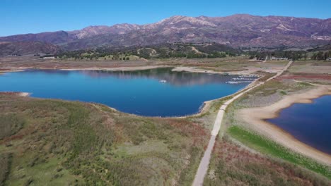 Excelente-Toma-Aérea-De-Barcos-Atracados-En-El-Lago-Casitas-En-California